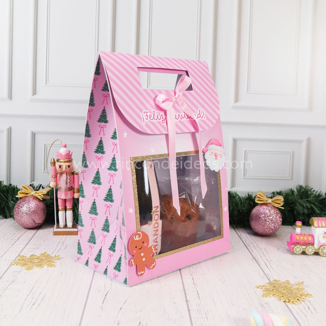 Bolsa con visor navideña rosa vista de costado, con arbolitos y moños en el lateral y ventana con brillo dorado · Masterclass de Navidad 2026