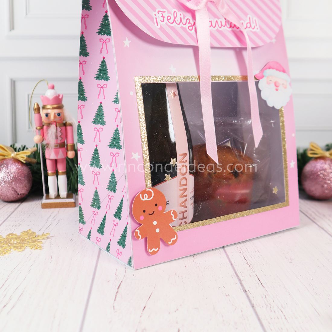 Detalle de bolsa con visor rosa: galletita de jengibre y Papá Noel sobre la ventana de acetato con glitter dorado · Masterclass de Navidad 2026