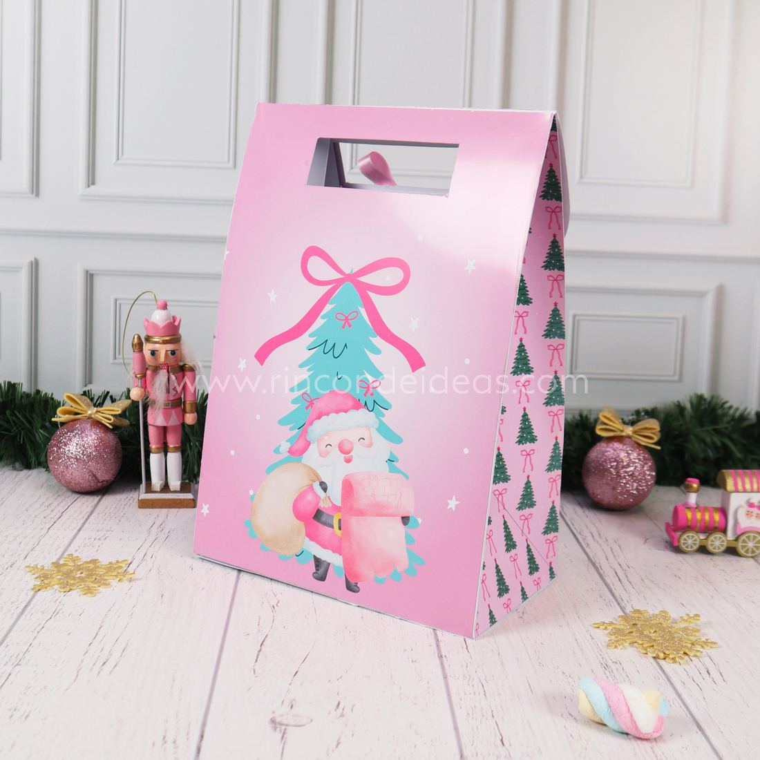 Dorso de la bolsa con visor rosa con Papá Noel ilustrado frente a un arbolito verde agua con moño · Masterclass de Navidad 2026