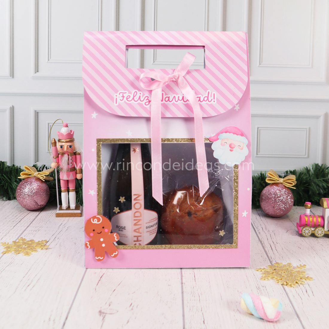 Bolsa con visor rosa para regalo navideño con tapa a rayas, moño de raso y ventana con espumante y pan dulce · Masterclass de Navidad 2026