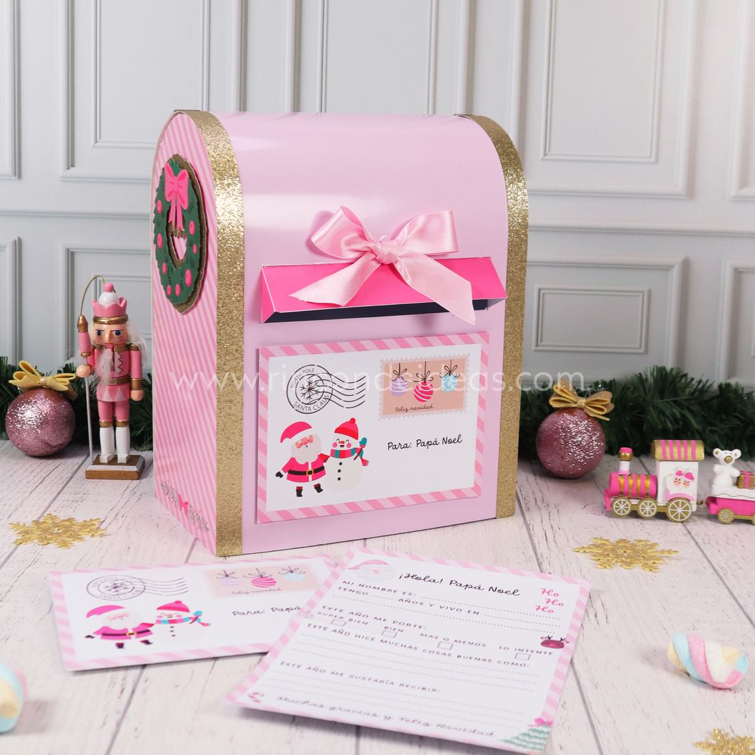 Buzón de Papá Noel con techo curvo de glitter dorado, corona verde en el costado y carta para completar · Masterclass de Navidad 2026