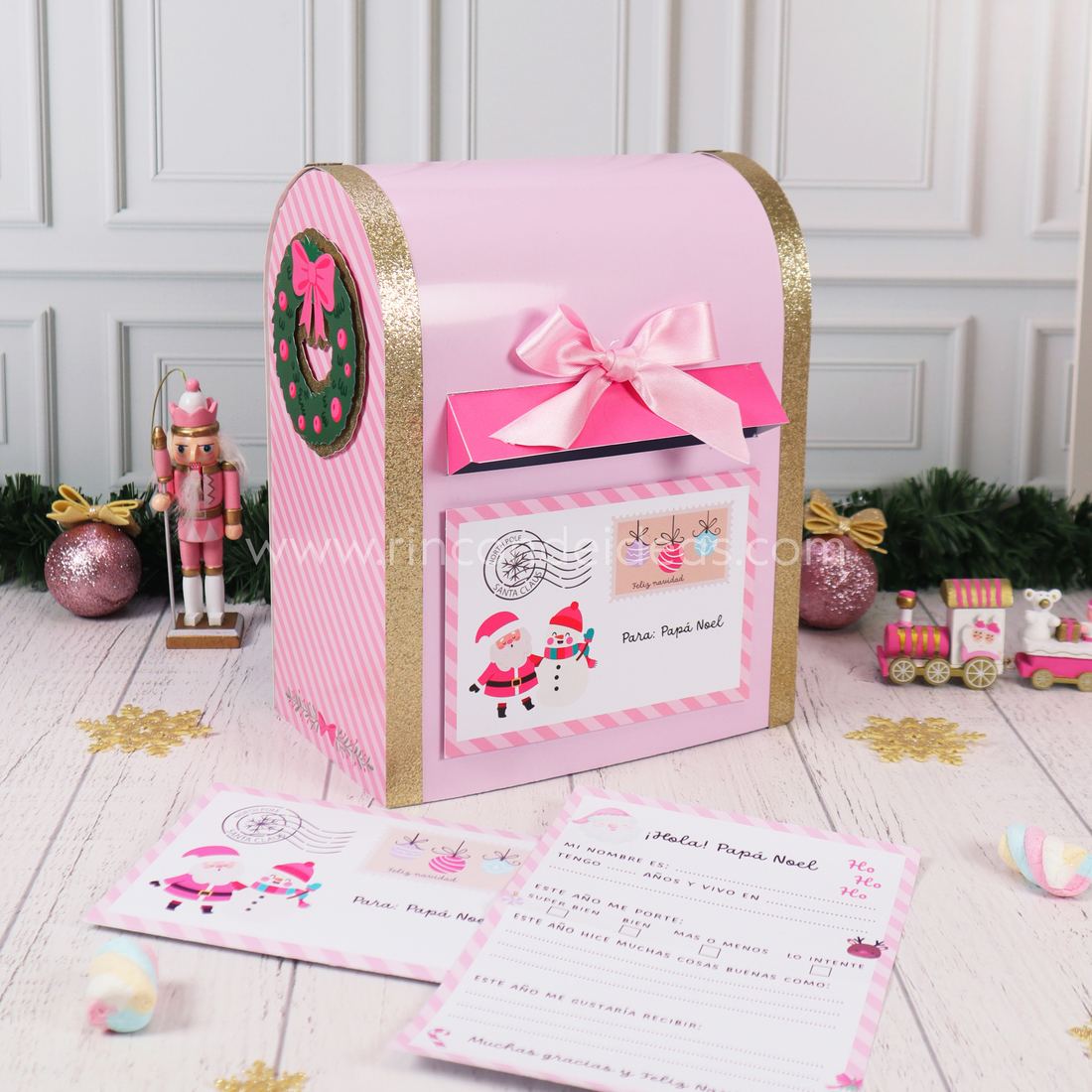 Buzón de Papá Noel rosa y dorado con corona en el lateral, sobre con estampilla y carta a Papá Noel · Masterclass de Navidad 2026