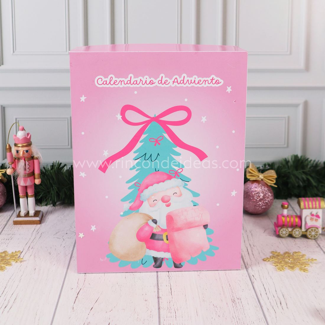 Dorso de calendario de Adviento rosa con Papá Noel ilustrado frente a un arbolito verde agua · Masterclass de Navidad 2026