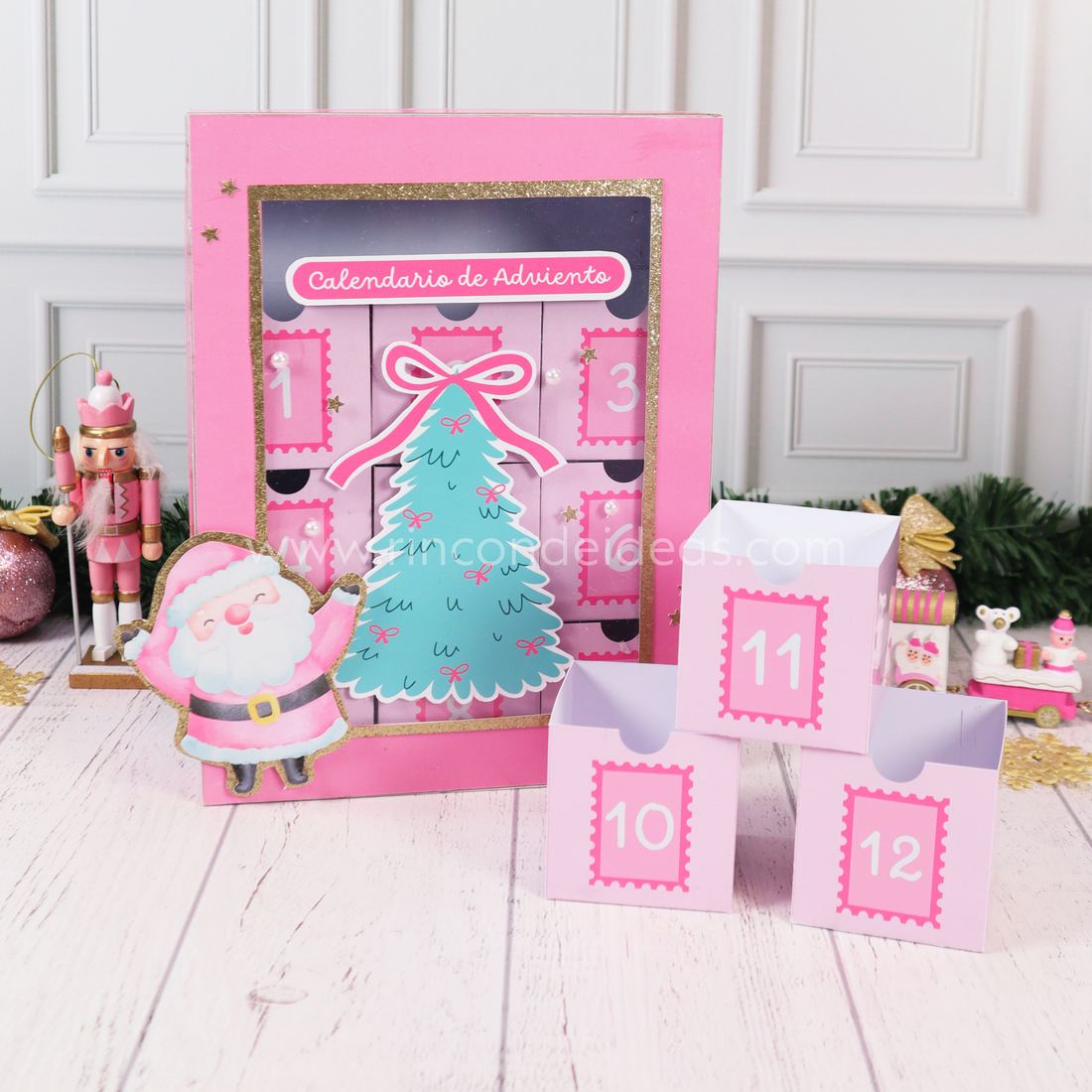 Calendario de Adviento con cajas y Papá Noel, con cajitas sueltas con estampilla numerada en pirámide · Masterclass de Navidad 2026