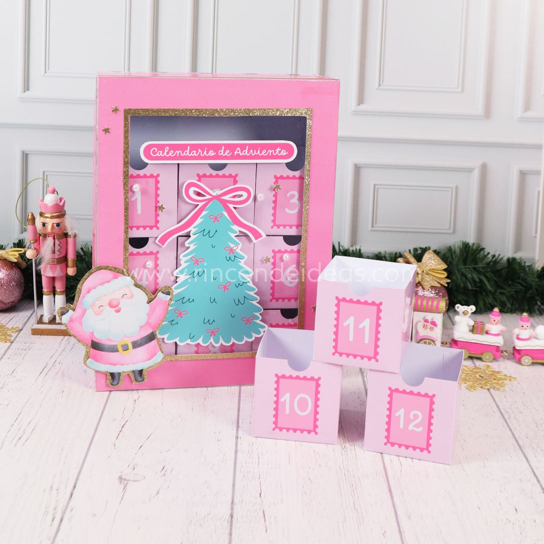 Calendario de Adviento con cajas rosa, árbol verde agua con moños y cajitas 10, 11 y 12 afuera · Masterclass de Navidad 2026