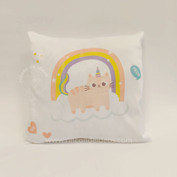 Almohadón blanco sublimado con gatito unicornio sobre arcoíris y nubes · Curso de Sublimación