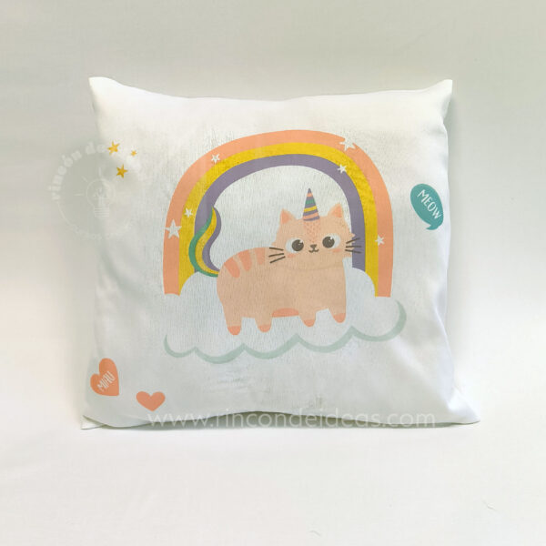 Almohadón cuadrado sublimado con gatito unicornio y corazones, vista de frente · Curso de Sublimación