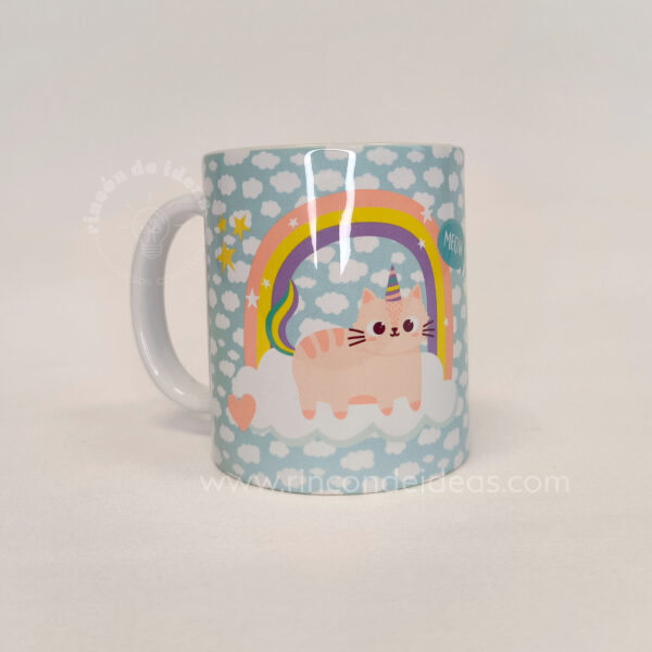 Taza blanca sublimada con gatito unicornio y fondo de nubes celestes · Curso de Sublimación