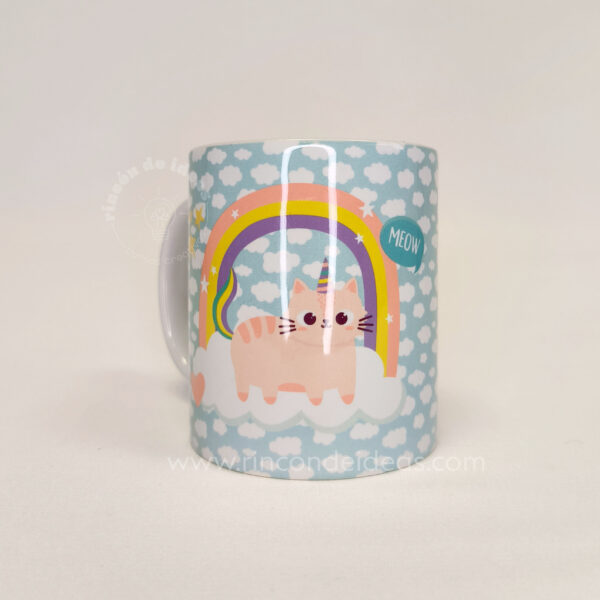Taza sublimada de gatito unicornio vista de frente con el arcoíris completo · Curso de Sublimación