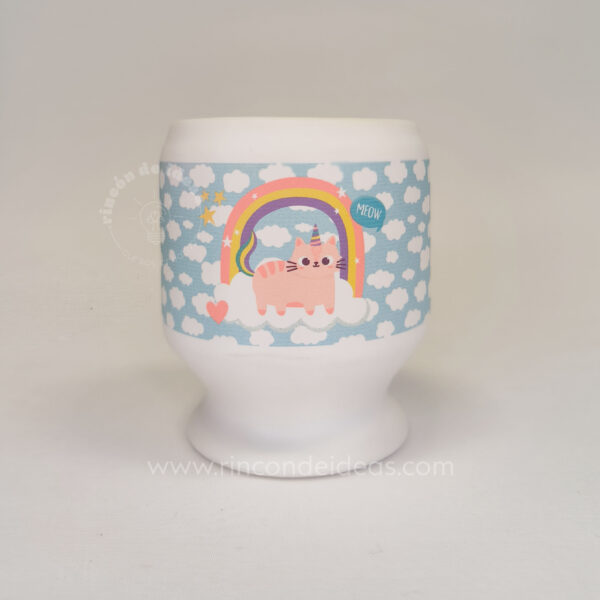 Vaso blanco con pie sublimado con gatito unicornio y nubes celestes · Curso de Sublimación
