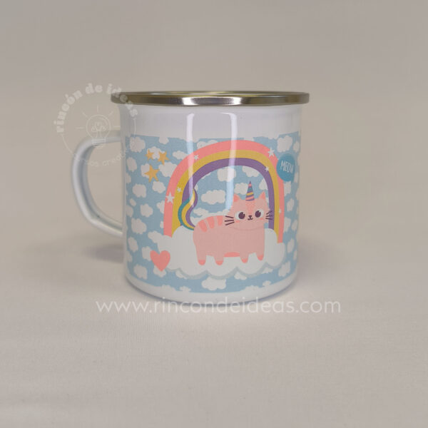 Taza enlozada sublimada vista de frente con arcoíris y nubes · Curso de Sublimación
