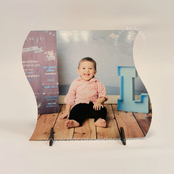 Portarretrato de aluminio ondulado sublimado con foto infantil y letra gigante · Curso de Sublimación