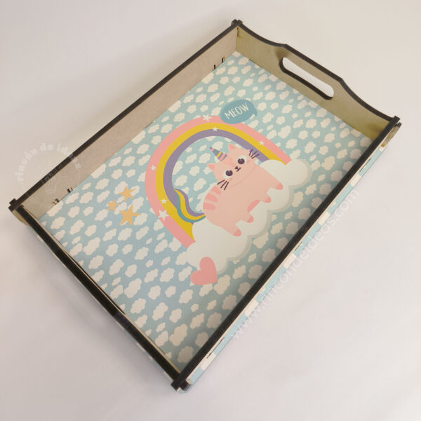 Bandeja de madera con fondo sublimado de gatito unicornio y arcoíris · Curso de Sublimación