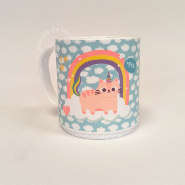 Taza sublimada de gatito unicornio en primer plano con fondo de nubes · Curso de Sublimación
