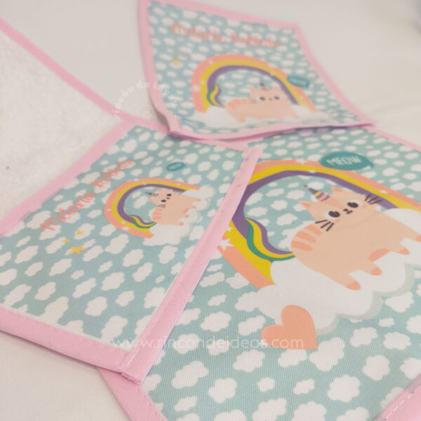 Detalle de babero sublimado con gatito unicornio, arcoíris y corazón · Curso de Sublimación