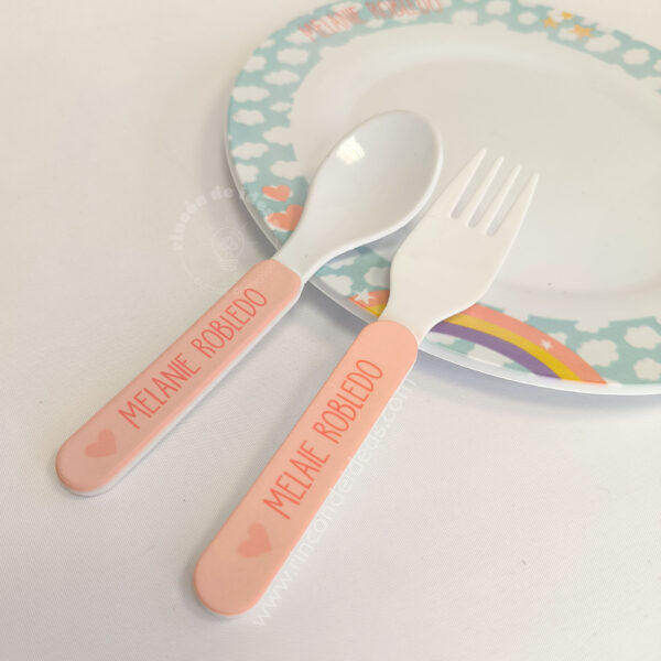 Cubiertos plásticos rosas personalizados con un nombre sobre plato sublimado · Curso de Sublimación