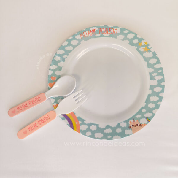 Plato con borde sublimado de nubes y cubiertos rosas personalizados · Curso de Sublimación