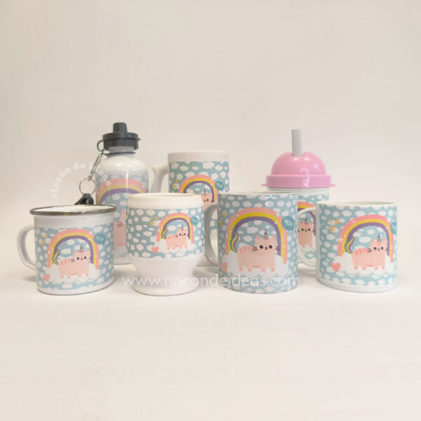 Grupo de tazas, botella y vaso con sorbete sublimados con el mismo diseño · Curso de Sublimación