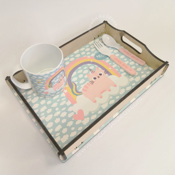 Bandeja de madera con taza blanca y cubiertos sobre fondo sublimado · Curso de Sublimación