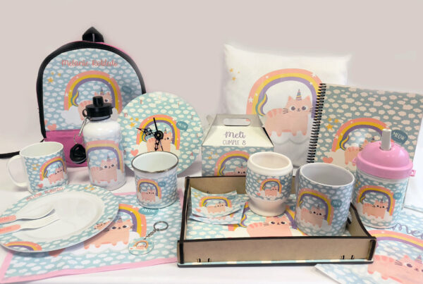 Mesa con taza, almohadón, botella y bandeja sublimados con gatito unicornio y arcoíris · Curso de Sublimación