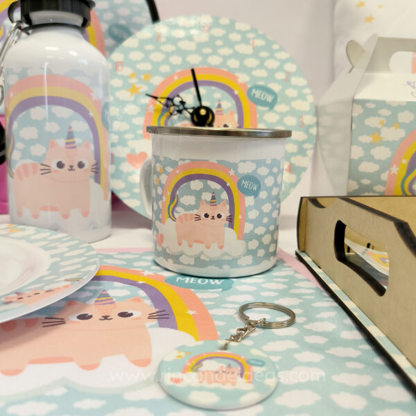 Taza enlozada sublimada junto a un llavero sobre bandeja de madera · Curso de Sublimación