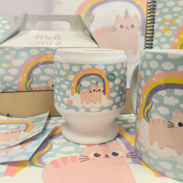 Vaso con pie sublimado de gatito unicornio en primer plano junto al cuaderno · Curso de Sublimación