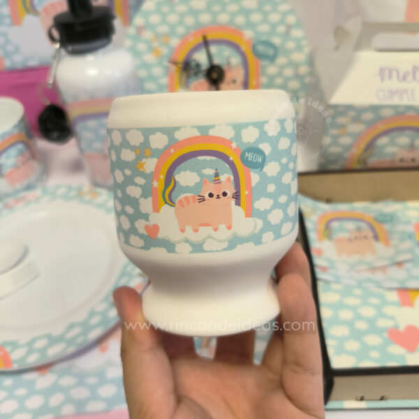 Mano sosteniendo un vaso con pie sublimado con gatito unicornio · Curso de Sublimación