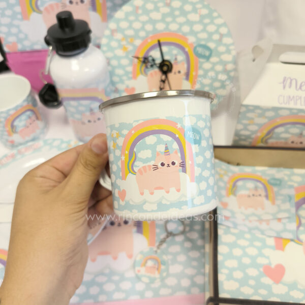 Mano sosteniendo una taza enlozada sublimada con gatito unicornio · Curso de Sublimación