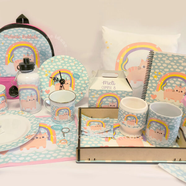 Vista general del kit sublimado de gatito unicornio con bandeja, tazas y reloj · Curso de Sublimación