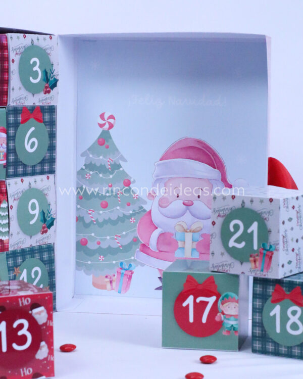 Fondo con arbolito y Papá Noel detrás de cajitas 17, 18 y 21 · Masterclass de calendarios de adviento, esferas y topper