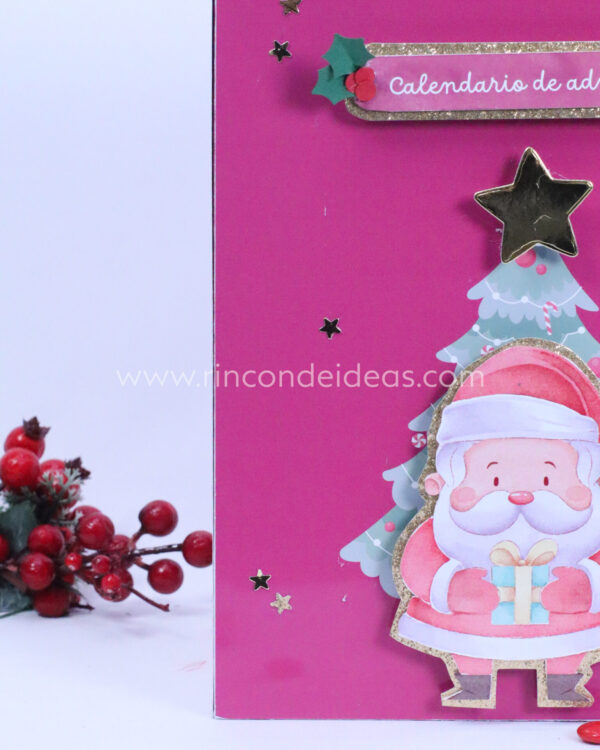 Detalle de estrella dorada y Papá Noel en la tapa fucsia · Masterclass de calendarios de adviento, esferas y topper