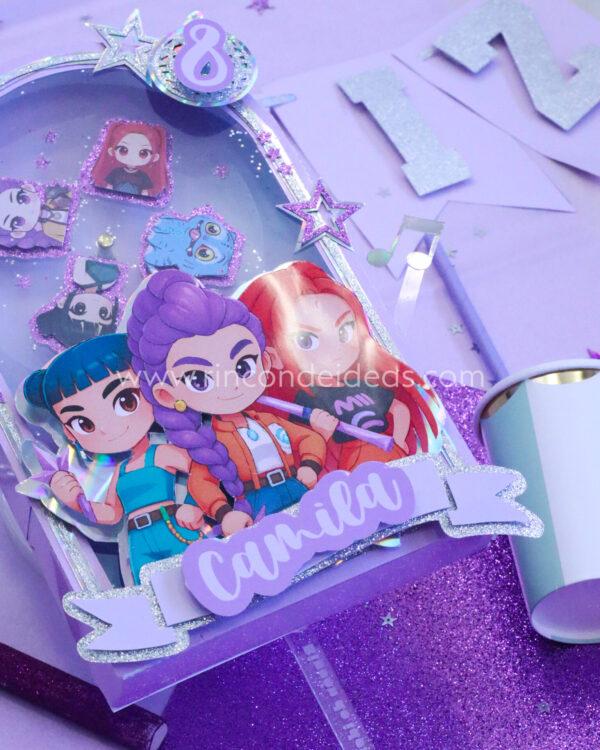 Topper shaker en mesa lila con vasito y letras de strass · Masterclass de calendarios de adviento, esferas y topper